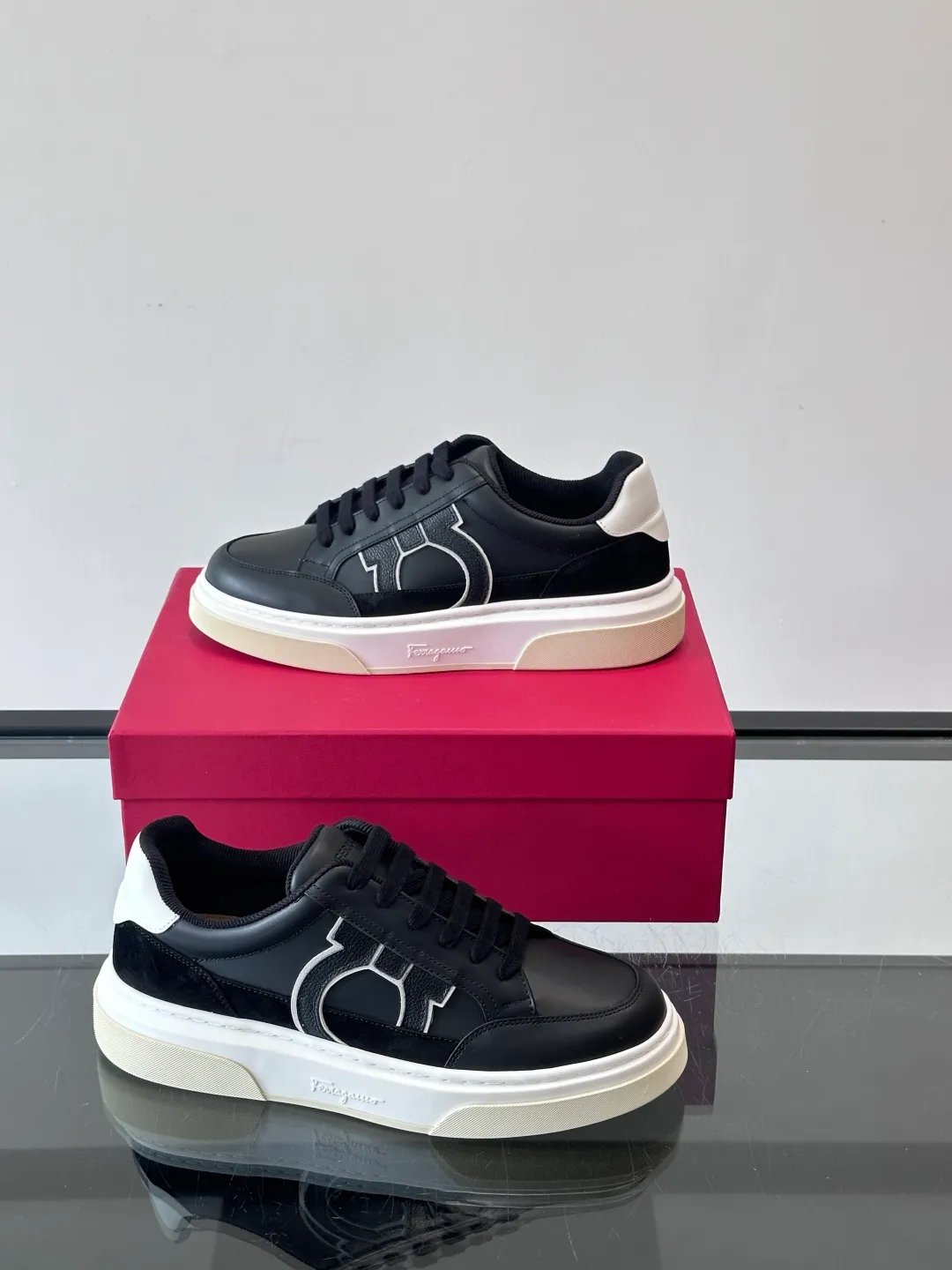 P420 Ferragamo Gancini sneakers Men's Ferragamo Gancini series low-top sneakers, leather + suede stitching, with the iconic Gancini buckle on the side, simple and classy. The thick-soled design is comfortable to wear and can quietly increase your height. It is very versatile for daily casual wear! ◎size: 38-46 (45.46 is custom-made and cannot be returned or exchanged) No. 004